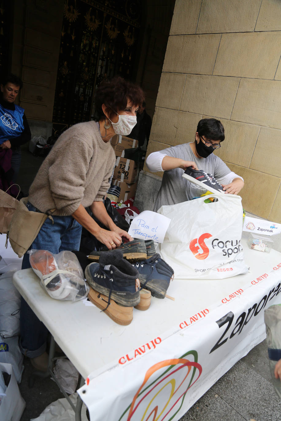 Fotos: Miles de zapatos para los refugiados de Lesbos