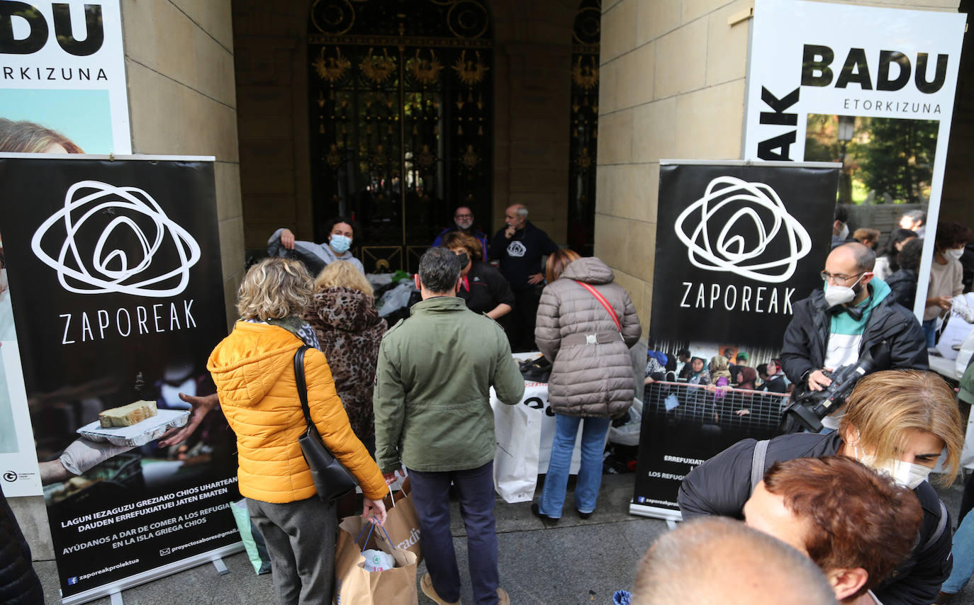 Fotos: Miles de zapatos para los refugiados de Lesbos