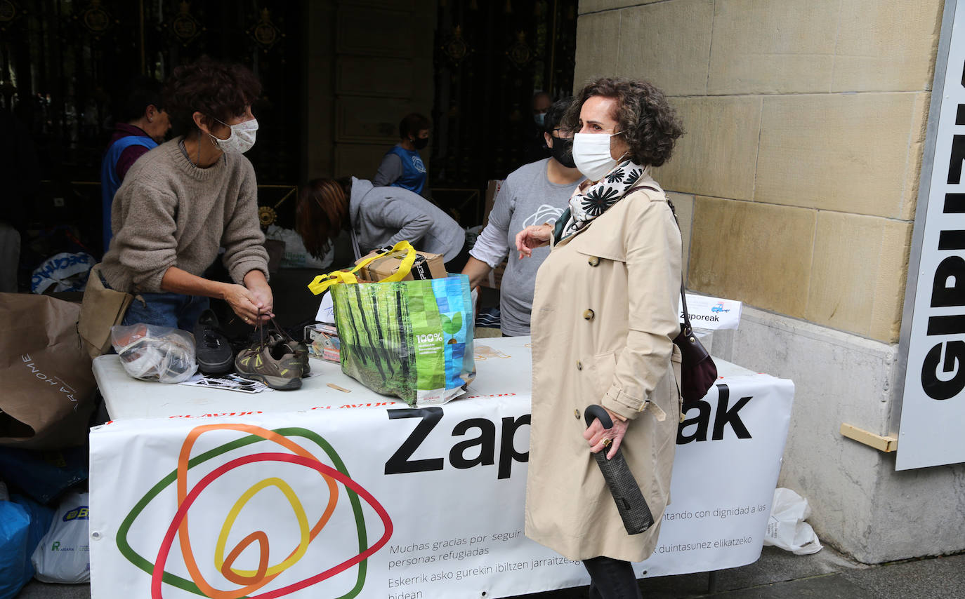 Fotos: Miles de zapatos para los refugiados de Lesbos