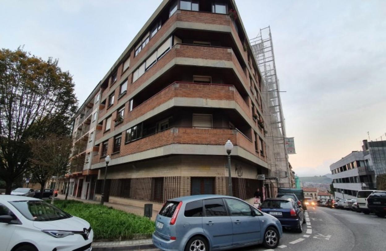 Según algunos vecinos, los ladrones podrían haber utilizado la estructura del montacargas del número 8-10 para acceder al tejado del 12, a la izquierda, donde efectuaron la sustracción. 