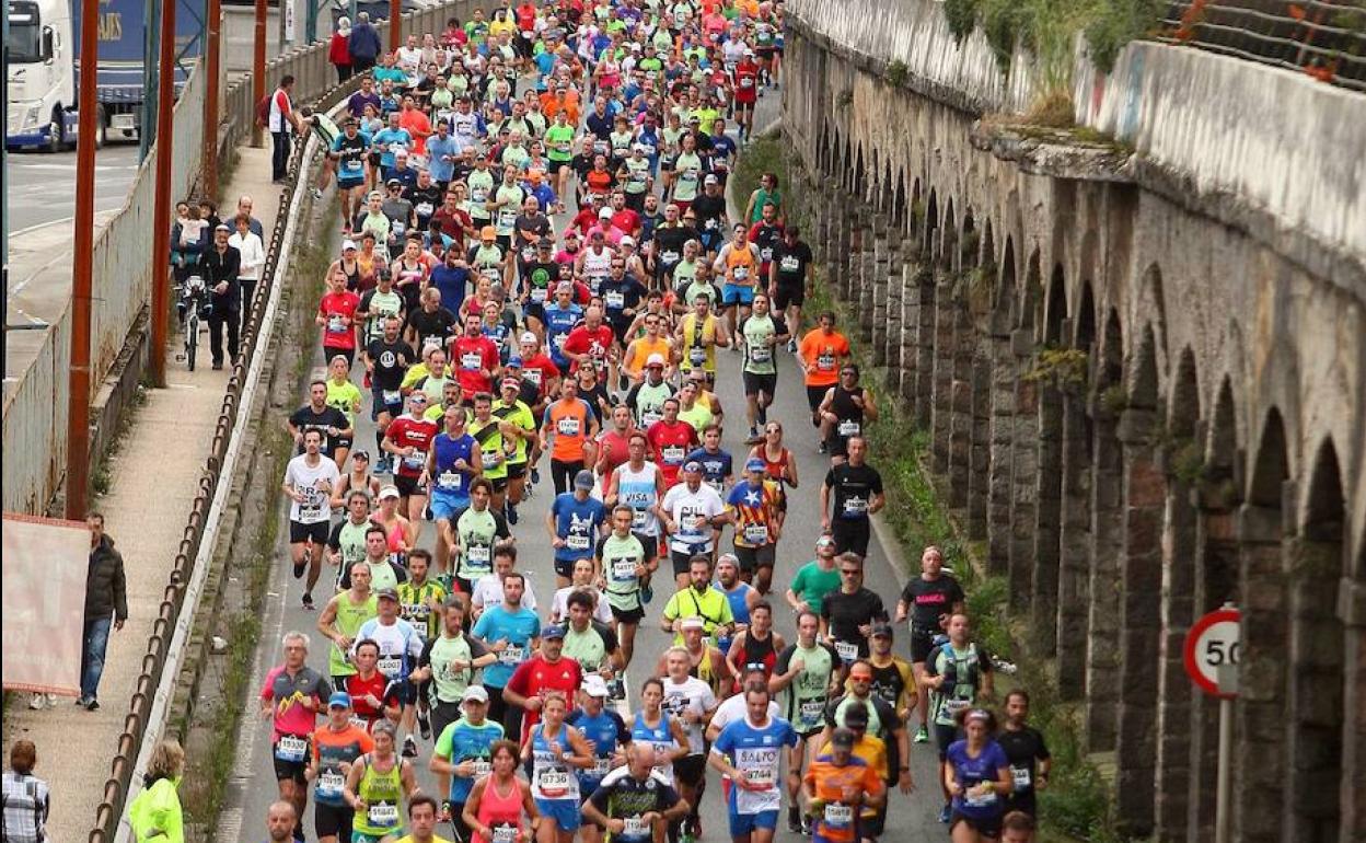 Un gran grupo de corredores de la Behobia- San Sebastián