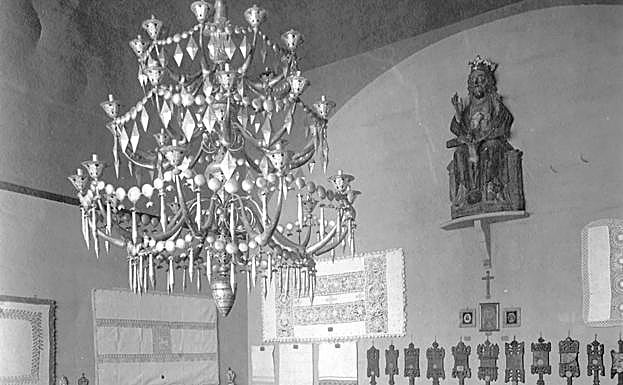 Imagen principal - Hacia 1940 se encontraba expuesta en la sala de arte religioso del claustro alto del museo. Proceso de limpieza del rostro. Las restauradoras Maite Fernández y Marta Payá, de la empresa Artez, en el estudio fotográfico de Gordailua.