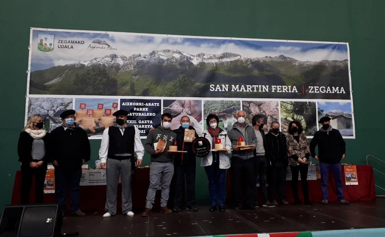 Las tres queserías galardonadas en el certamen zegamarra en la entrega de premios. 