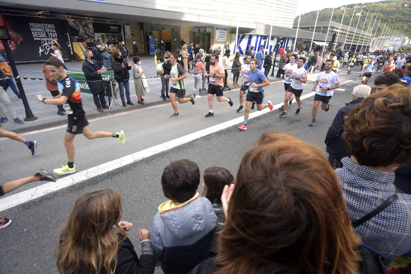 Fotos: Los corredores encaran la recta final a meta a su paso por el Boulevard