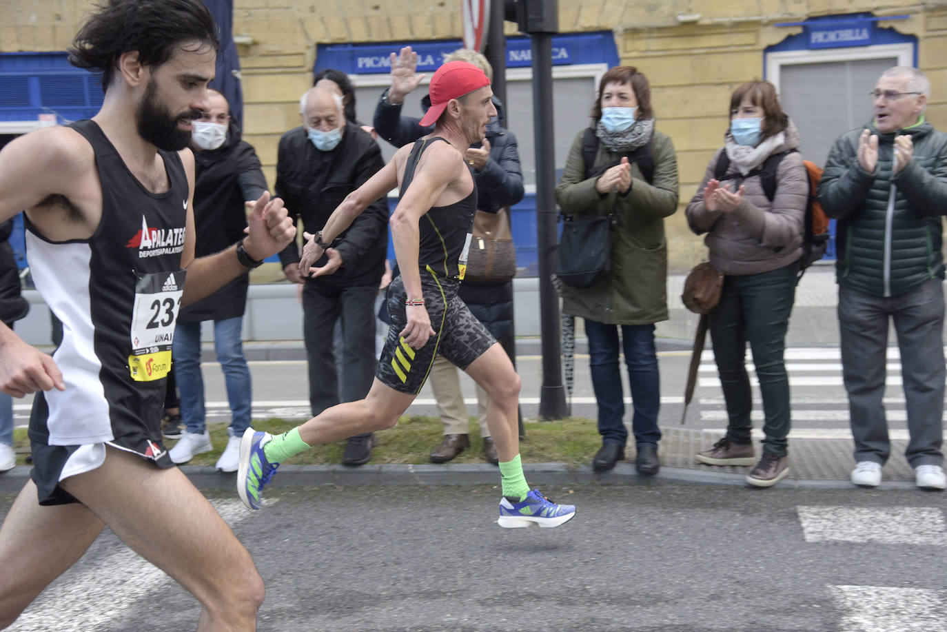 Fotos: Los corredores encaran la recta final a meta a su paso por el Boulevard