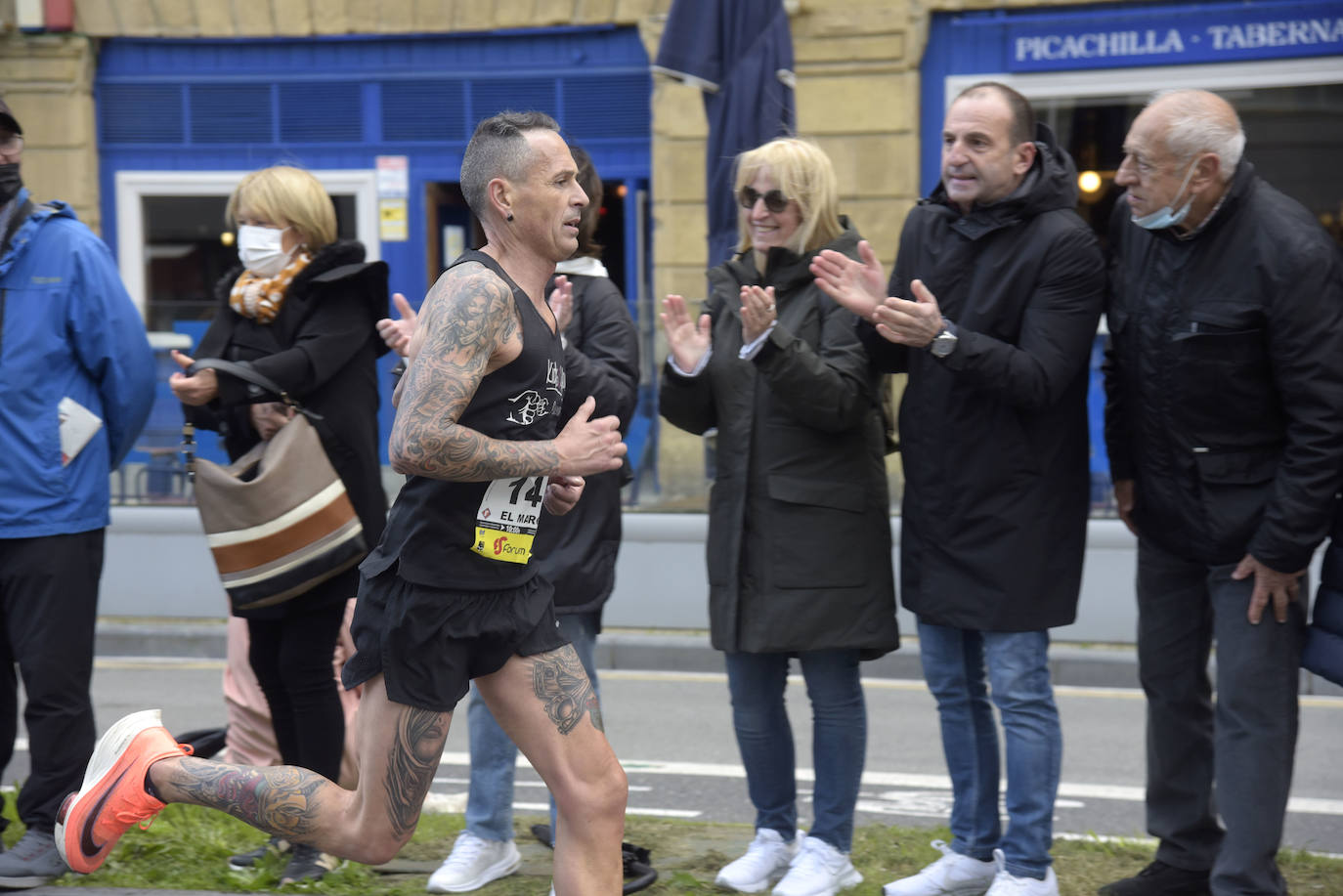 Fotos: Los corredores encaran la recta final a meta a su paso por el Boulevard