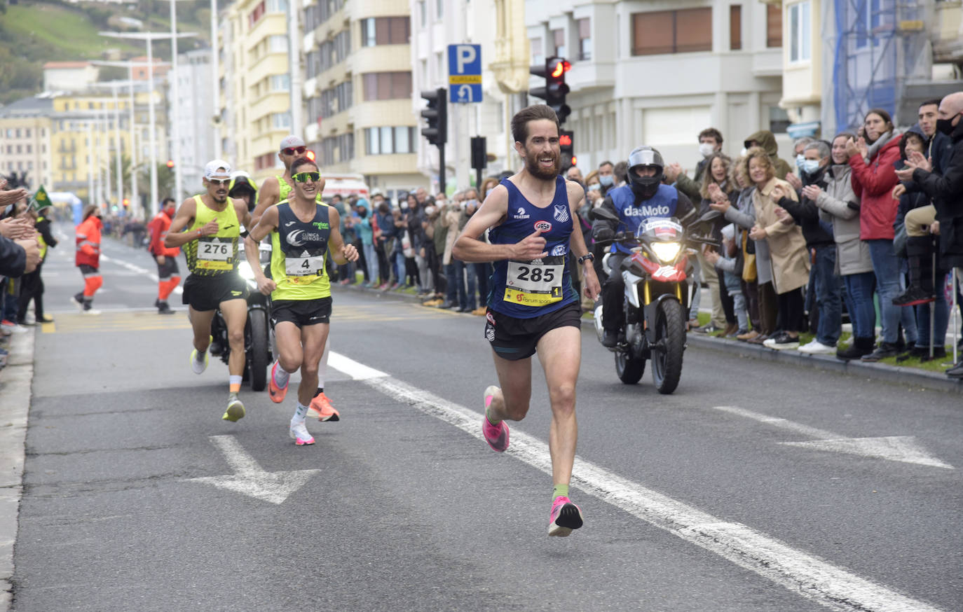 Fotos: Los corredores encaran la recta final a meta a su paso por el Boulevard