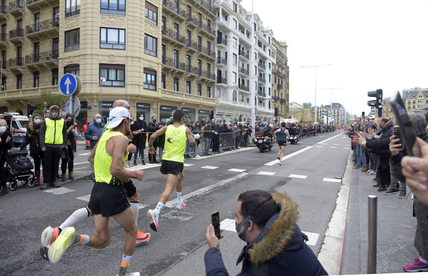 Fotos: Los corredores encaran la recta final a meta a su paso por el Boulevard