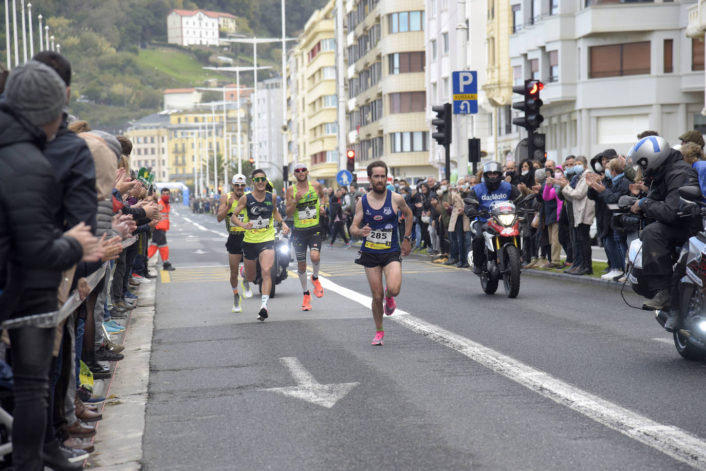 Fotos: Los corredores encaran la recta final a meta a su paso por el Boulevard