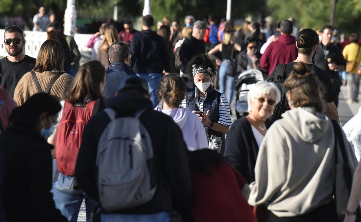 Desde el departamento de Salud insisten en cumplir con las medidas básicas de protección, como el uso de mascarilla en espacios concurridos, incluso al aire libre. 