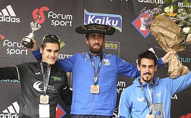 Eneko Agirrezabal, en el podio junto a Jesús Olmos y Alejandro González.