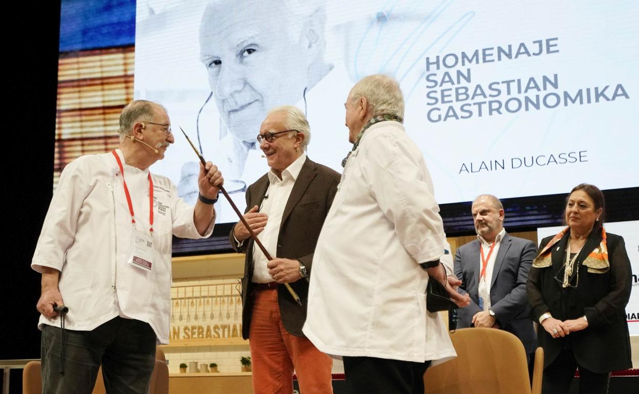 Alain Ducasse, el chef con más estrellas Michelin, ha sido homenajeado este lunes en en el arranque de San Sebastian Gastronomika.