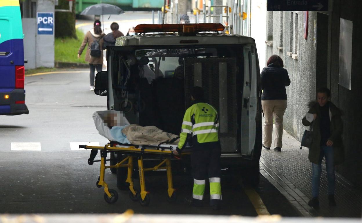 Un sanitario traslada en ambulancia a un enfermo a Urgencias, ayer en el Hospital Donostia. 