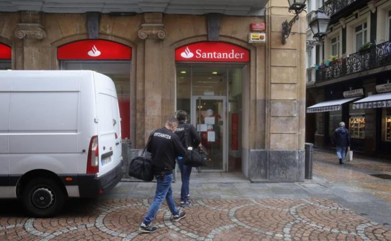 Abrumador microscópico alcohol Atraca a punta de cuchillo una sucursal bancaria en el Casco Viejo de  Bilbao y se lleva 12.000 euros | El Diario Vasco