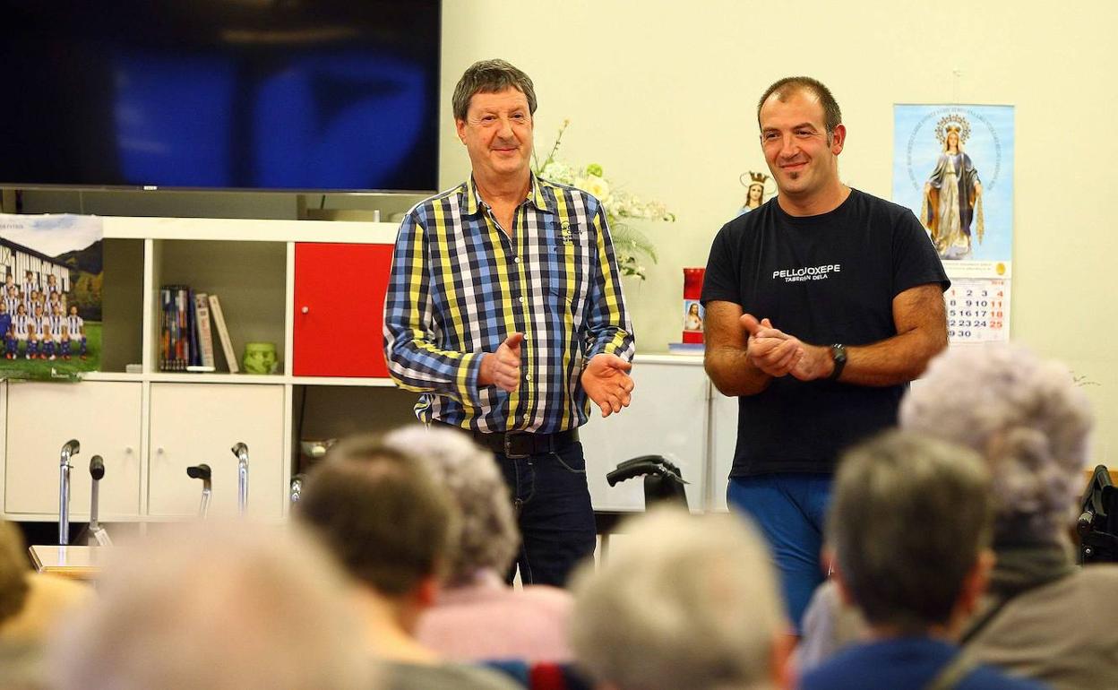 Artxiboko argazkian, Beñat Lizaso eta Juan Joxe Eizmendi 'Loidisaletxe' Azpeitiko San Martin egoitzan. 