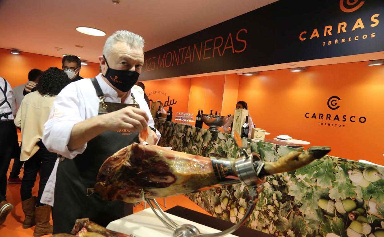 El maestro cortador Xabier Arregui, en el stand de Carrasco Ibéricos. 