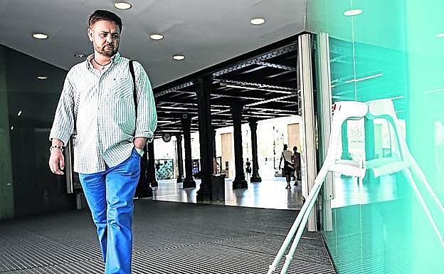 Enrique Moreno ha recuperado la posibilidad de salir solo a la calle o ducharse sin asistencia.