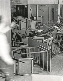 Imagen secundaria 2 - Arriba, el Náutico en 1915. Se extendió la lona a toda la terraza que, por aquel entonces, era conocida como «la bombonera». Debajo, Franco y su séquito a su paso por el edificio en una visita oficial a Donostia en los años 40. Derecha, destrozos causados por el temporal de 1934 que anegaron las dependencias interiores del Club Náutico.