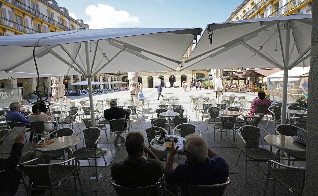 Varias personas consumen en una terraza en Donostia.