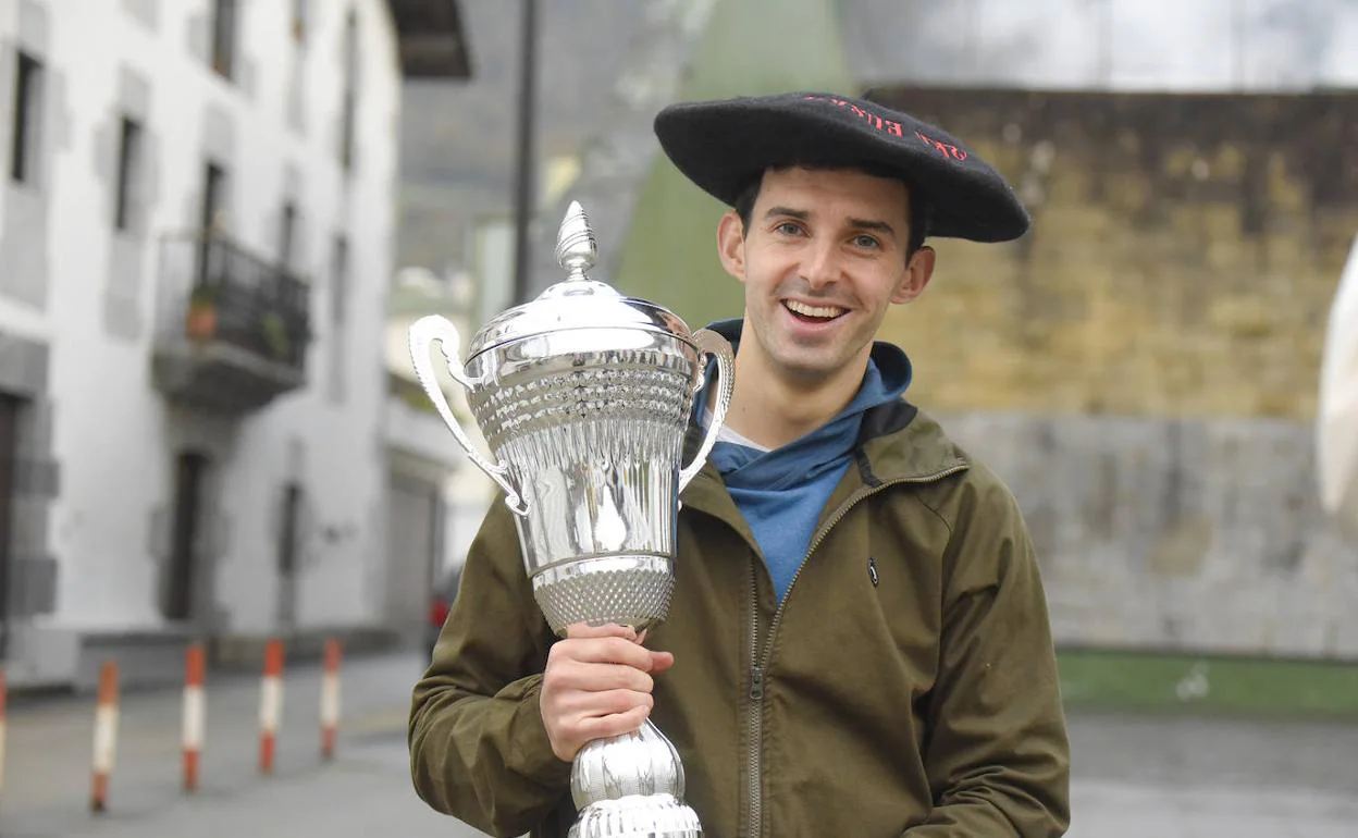 Jokin Altuna luce trofeo y txapela en Amezketa, en plena resaca tras ganar el Campeonato del Cuatro y Medio.