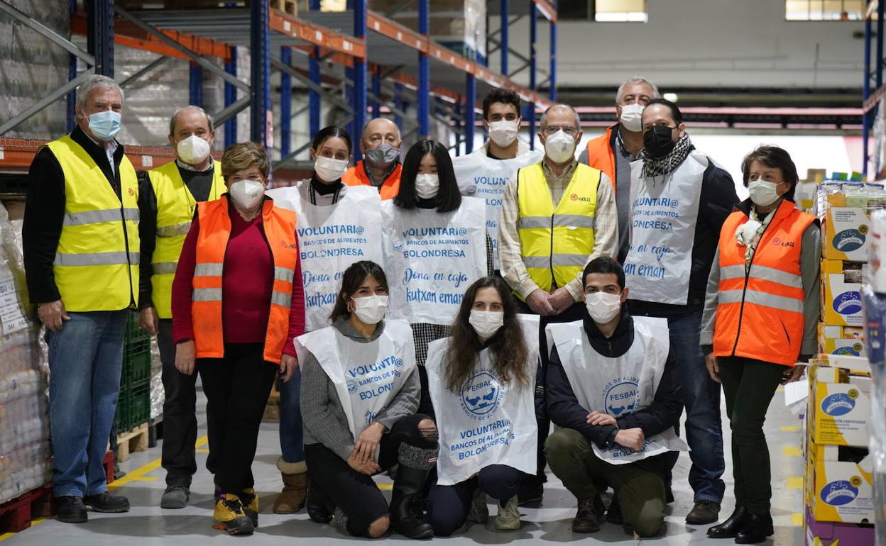 Seis alumnos del Basque Culinary Center colaboran con los voluntarios del Banco de Alimentos de Gipuzkoa.