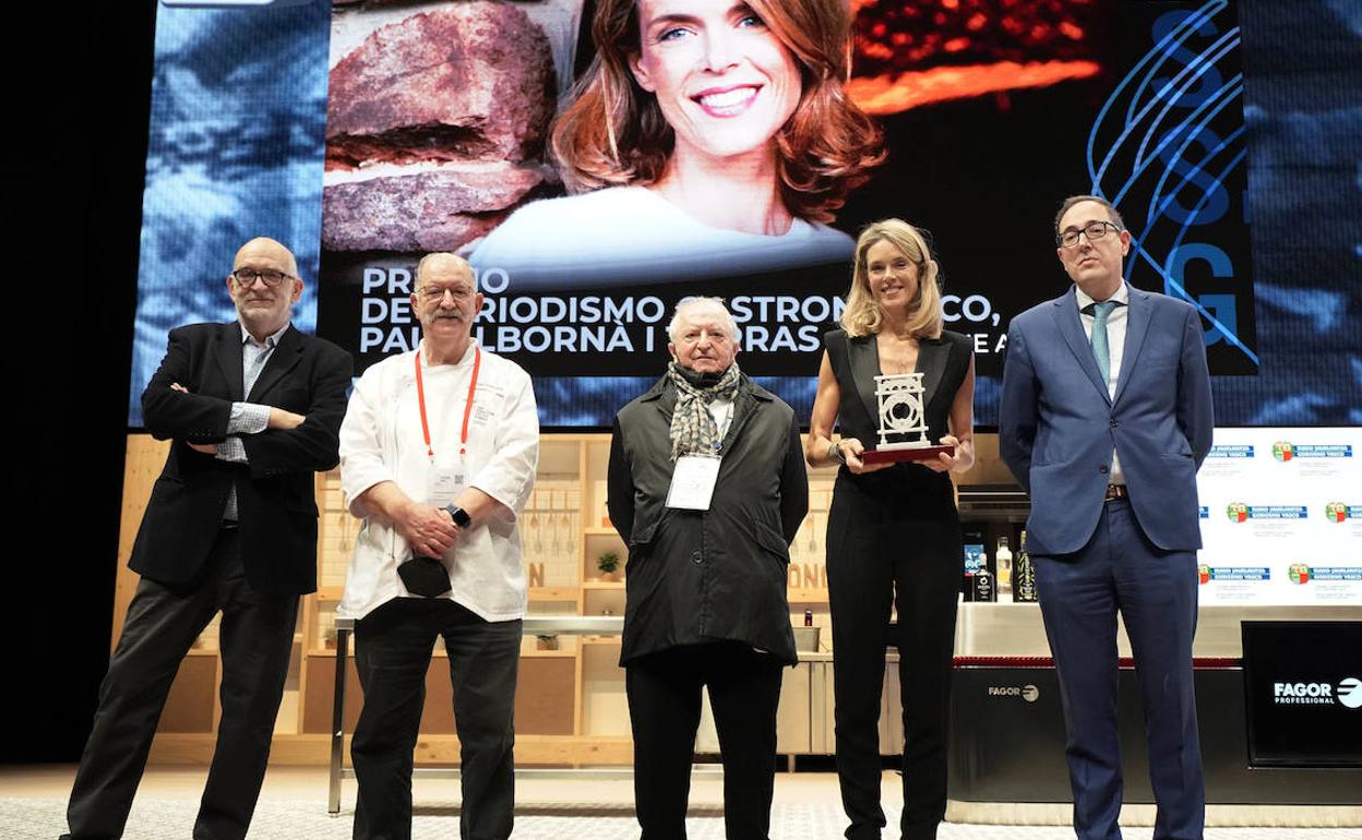 Julie Andrieu, acompañada entre otros por Ignacio Medina, Pedro Subijana y Juan Mari Arzak, con el premio recibido este martes en el Kursaal. 