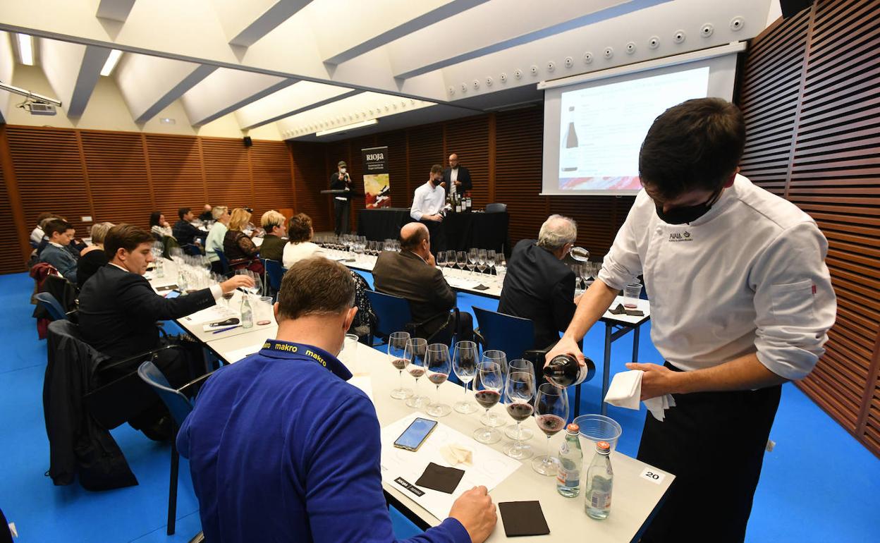 Jno de los tintos que se sirvieron ayer en la degustación de Rioja.