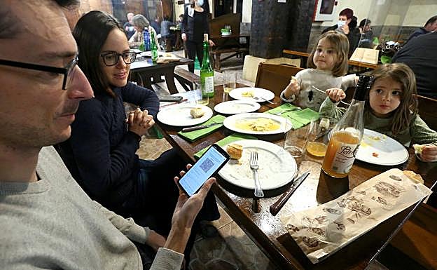 El miedo a una sexta ola lleva a Euskadi a pedir a los jueces permiso para exigir el pasaporte Covid