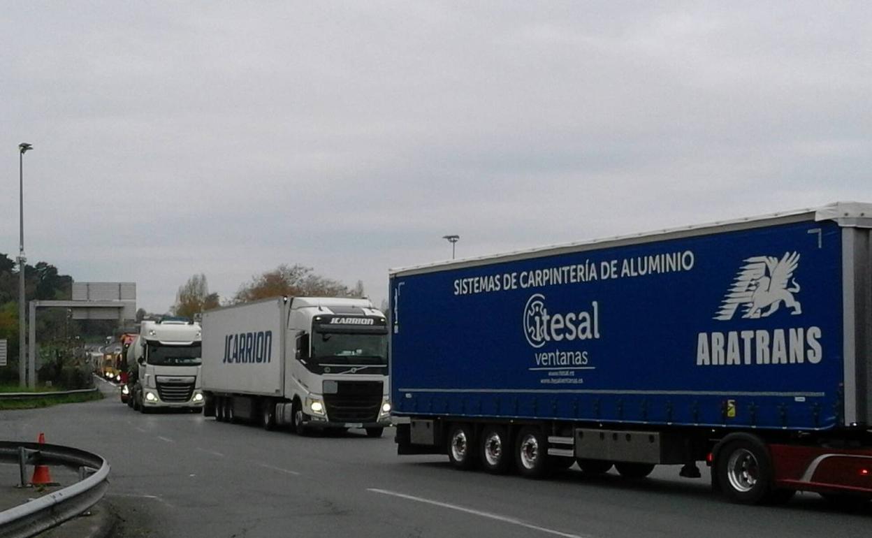 Tráfico denso en Biriatou debido a la protesta de los chalecos amarillos en el peaje. 