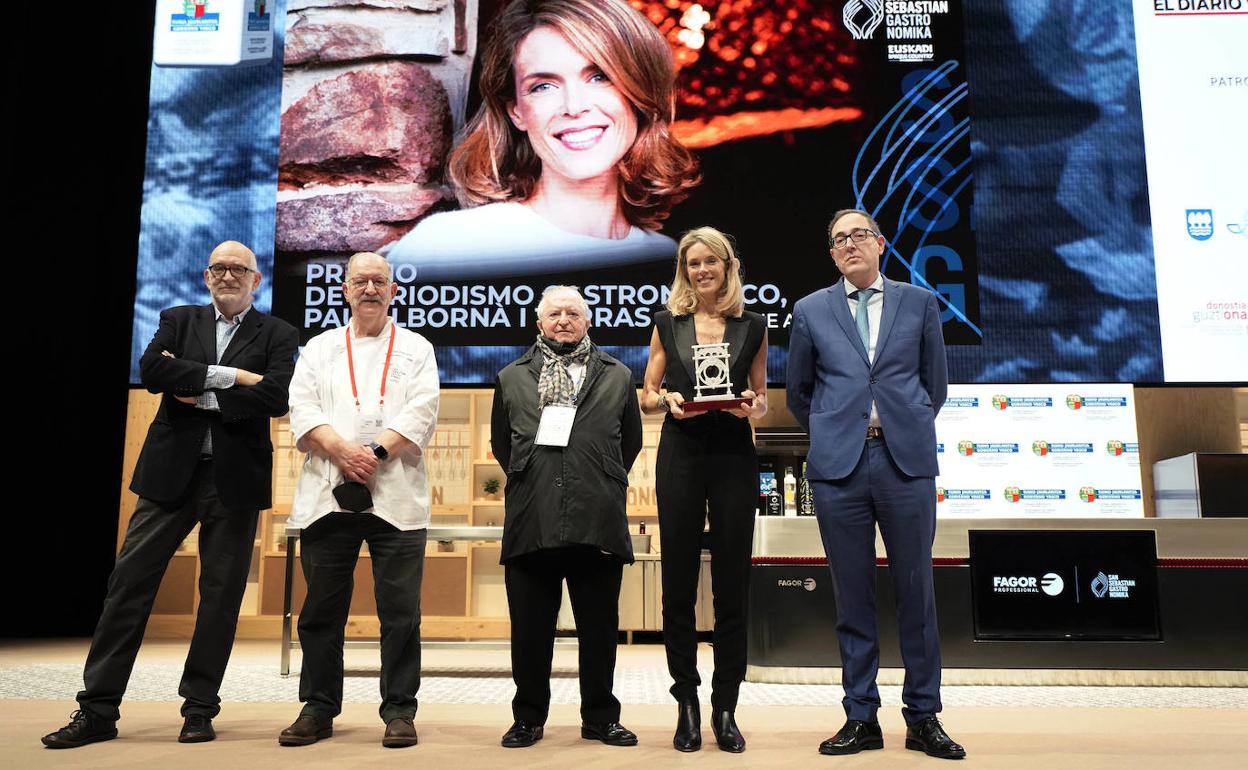 Ignacio Medina, Subijana, Arzak, Julie Andrieu y Jesús García de Cos, viceconsejero de Turismo y Comercio, que entregó el premio.