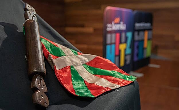 San Telmo Museoan gordetzen da aurreneko Korrikako lekukoa.