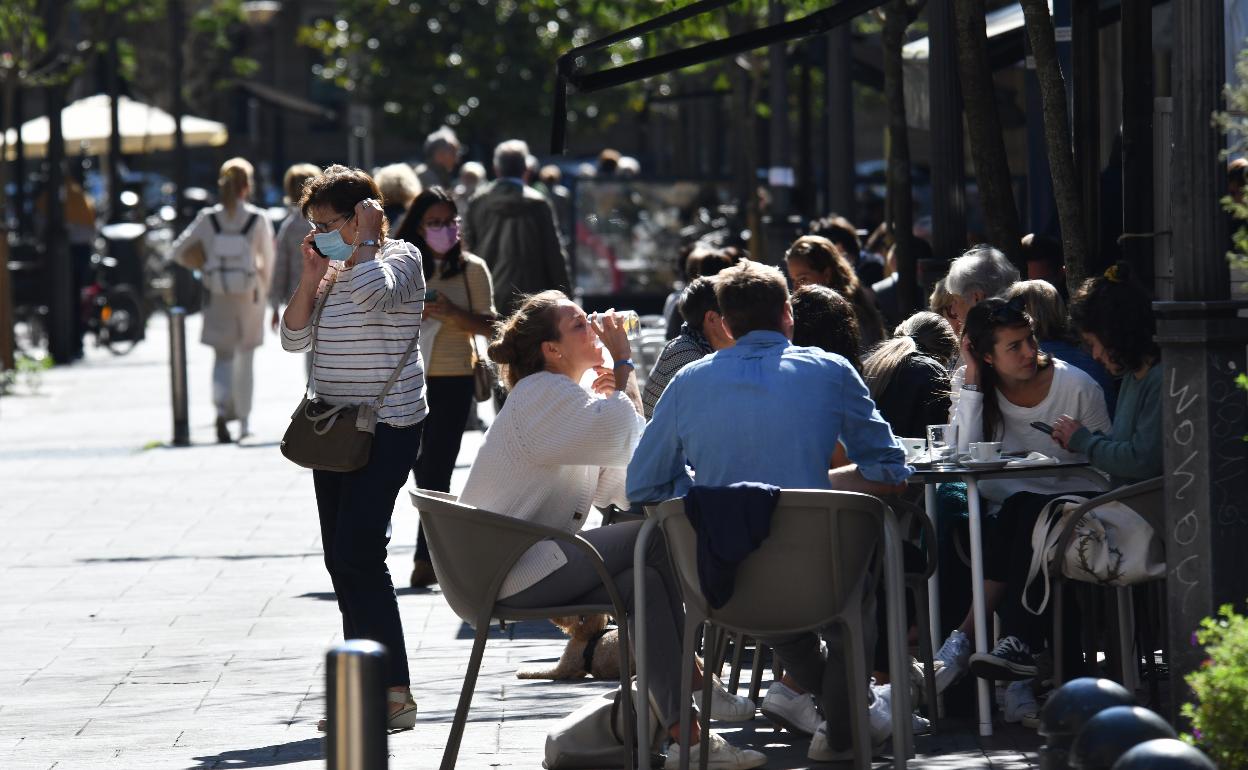Varias personas consumen en una terraza en Donostia. 