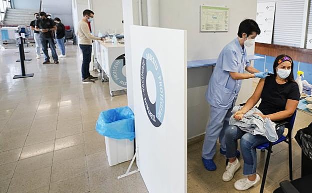 Salud refuerza la vacunación y el rastreo tras crecer un 50% el ritmo de expansión del virus