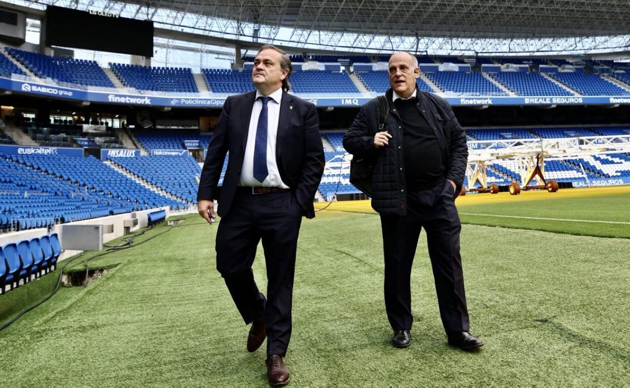 Aperribay y Tebas, ayer en el estadio Reale Arena. 