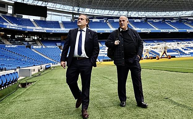 Javier Tebas y una delegación de LaLiga visita el nuevo Anoeta por tercera vez