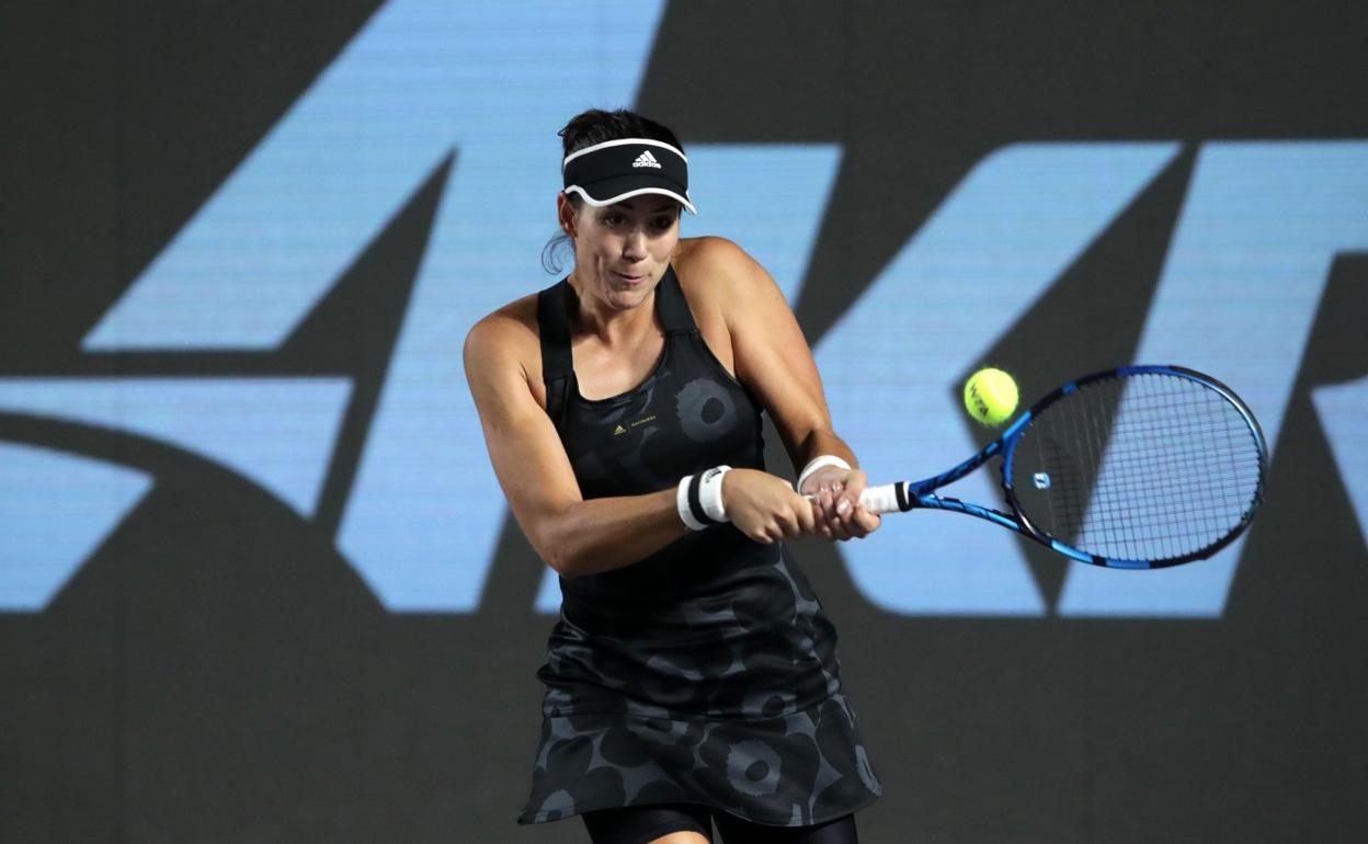 Muguruza ataca una bola en la final de ayer en México.