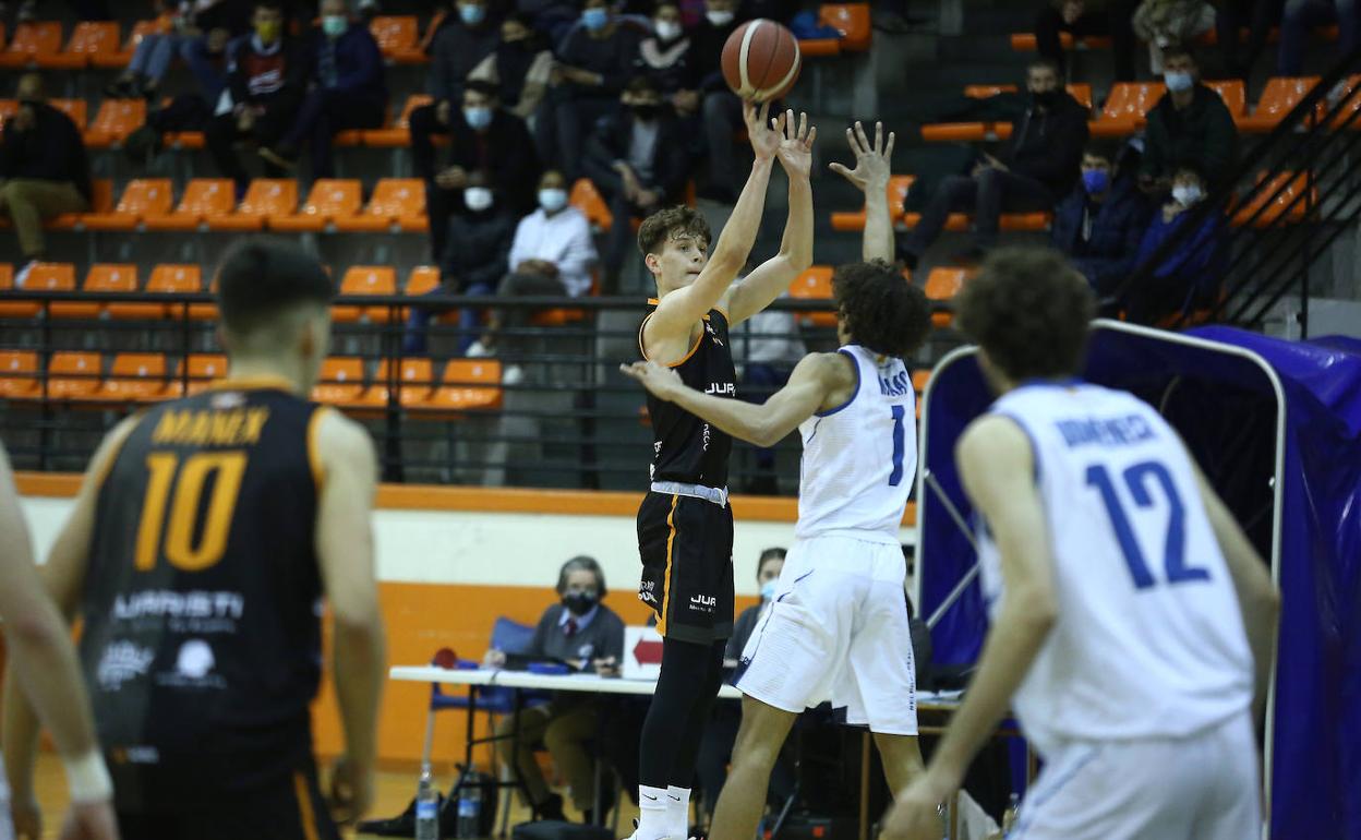 Ondrej Hanzlik lanza un triple el domingo contra el Prat