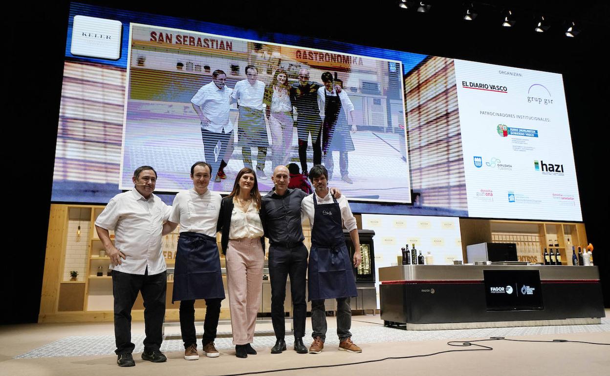 Aitor Arregi y su equipo de Elkano saludan en el escenario del Kursaal al término de su ponencia de ayer.