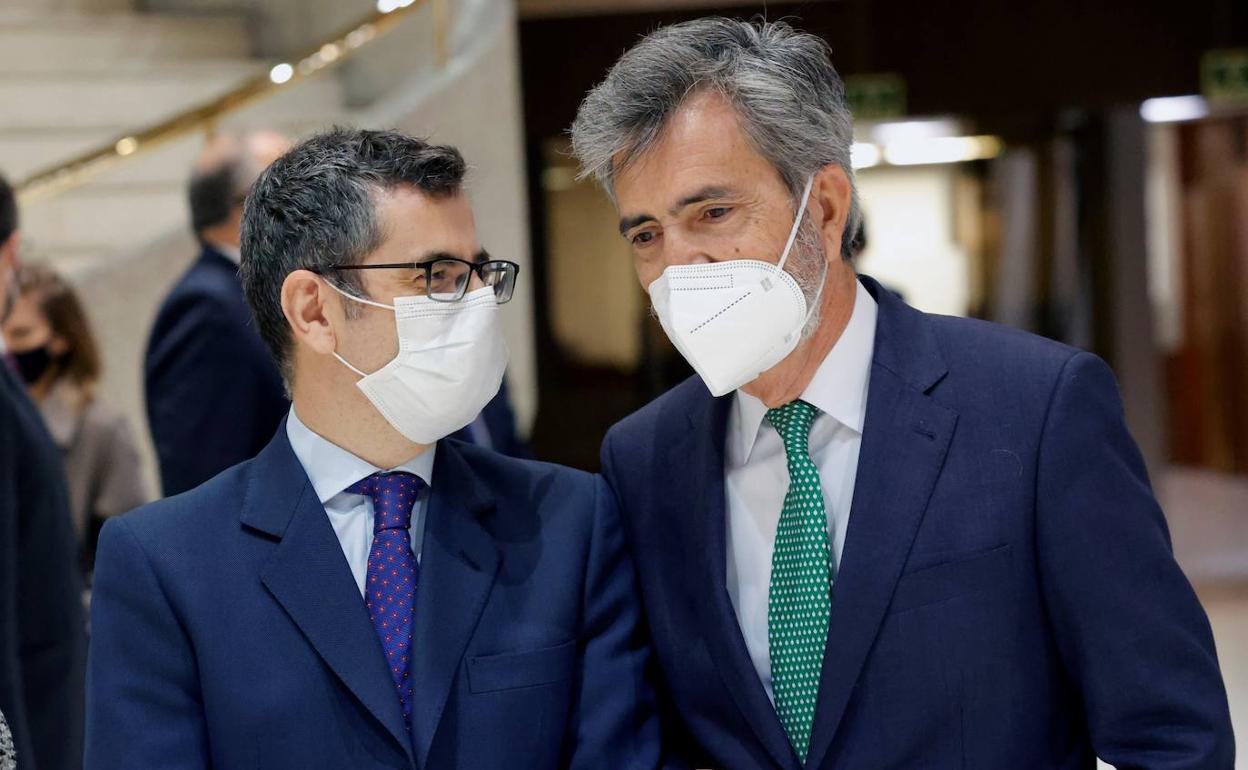 El ministro de la Presidencia, Félix Bolaños, junto al presidente del Tribunal Supremo, Carlos Lesmes, este jueves.