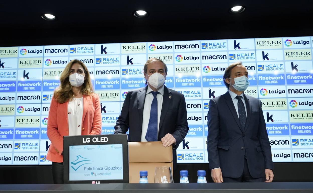 Jokin Aperribay, entre la consejera, Nerea Aramburu, y el abogado, José Luis Martínez. 