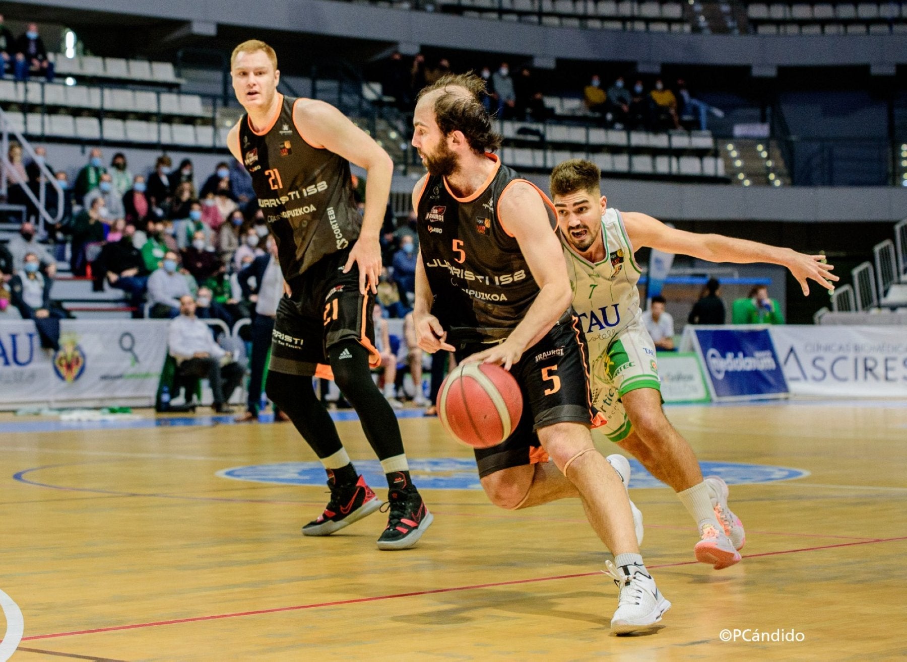 Hevia bota el balón con Alvarado detrás y Dijkstra mirándole. 