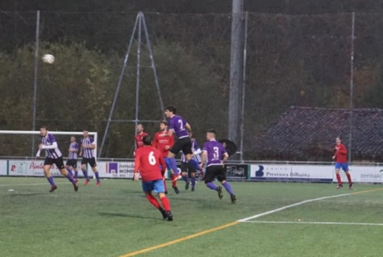 Imagen del encuentro del pasado fin de semana en Mojategi en el derbi frente al Mondra. 