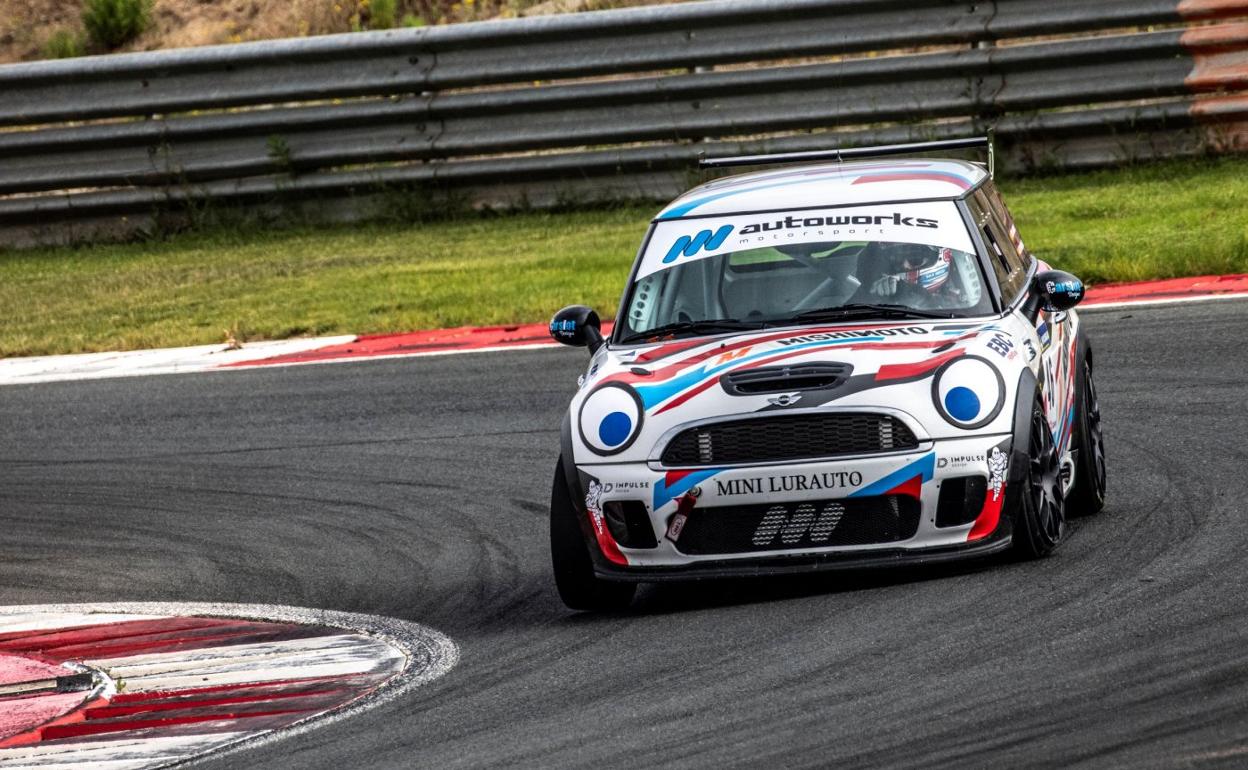 El Mini Challenge en plena maniobra en el Circuito de Navarra.