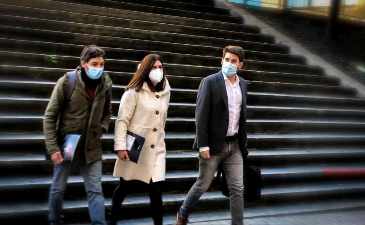 Hernández, Gorrotxategi y Soto, a su salida de la reunión con Azpiazu en Bilbao.