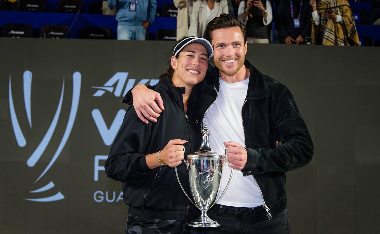 Garbiñe Muguruza y su novio Arthur Borges posan con el trofeo. 