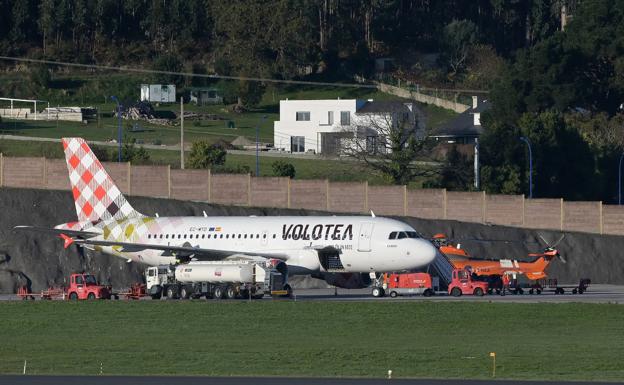 Un avión de la compañía Volotea, estacionado en el aeropuerto de A Coruña, en el que se produjo el falso aviso de bomba.
