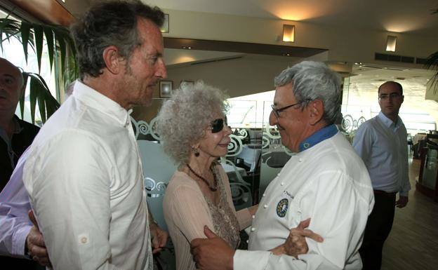 José Juan Castillo saluda a la Duque de Alba y a su marido en el rrestaurante Casa Nicolasa, en verano de 2012. A la Duquesa le encantaban los chipirones que preparaba el cocinero. 