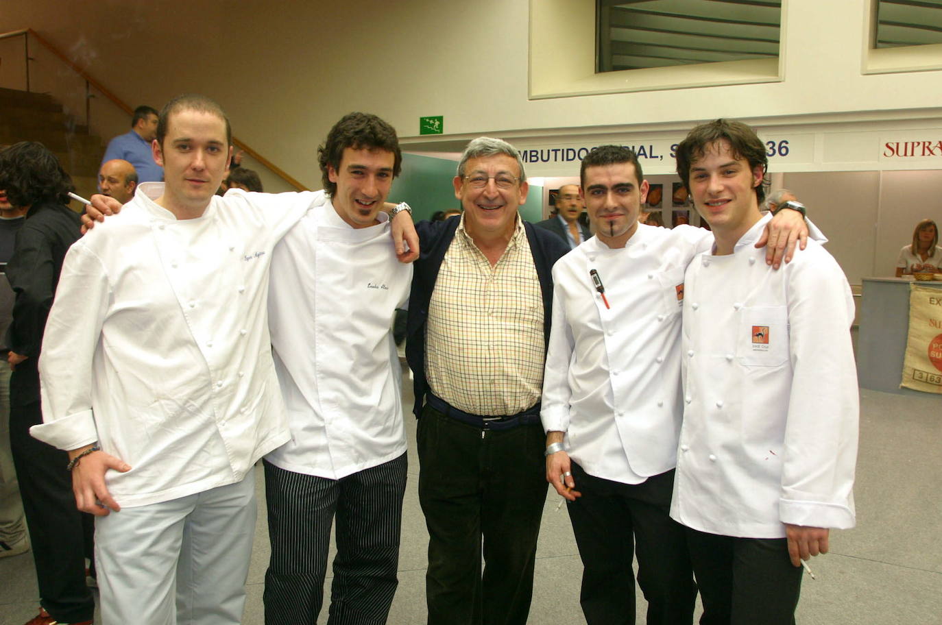 Jose Juan Castillo junto a unos jovencísimos cocineros Igor Agirre, Eneko Atxa, Jorge Pinos y Jordi Cruz. 