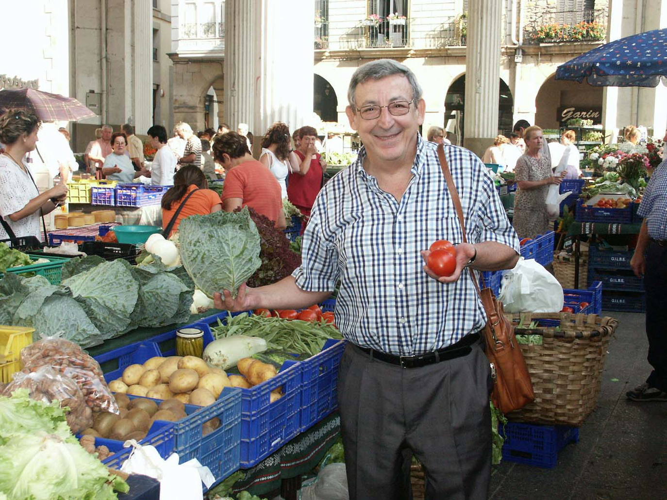 El popular cocinero de Casa Nicolasa en el mercado de Ordizia. 