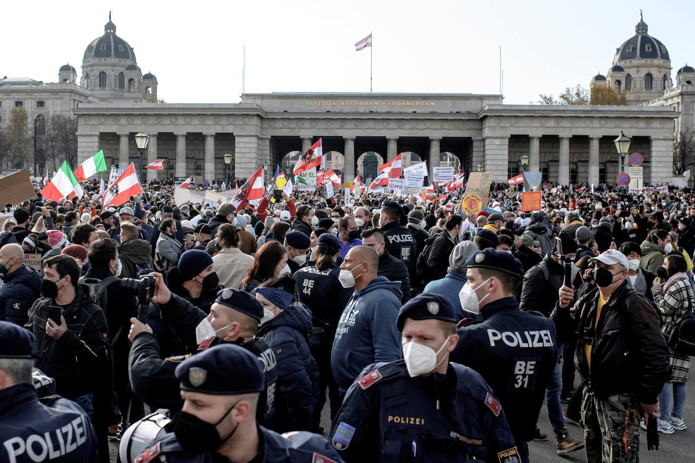 Fotos: Miles de personas se manifestan en Austria contra el confinamiento adoptado por el Gobierno